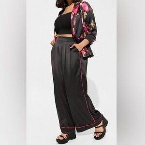NWT Torrid Wide Leg Satin High Rise Pant 4X Short